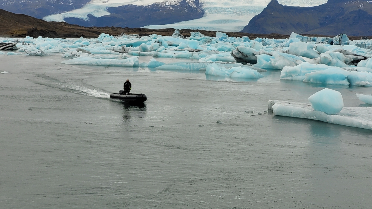Icebergs flotando en una laguna glacial.