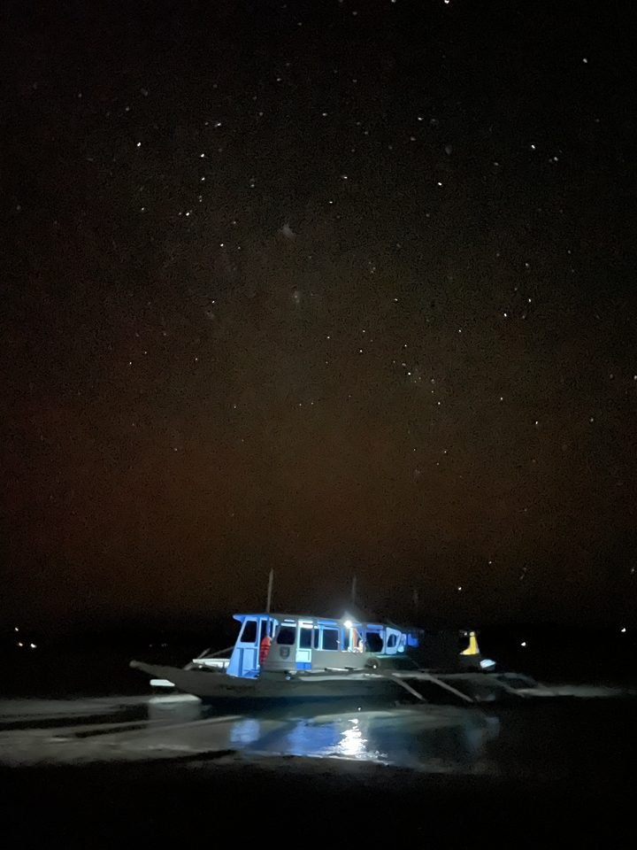 Un ciel nocturne étoilé avec quelques constellations visibles.