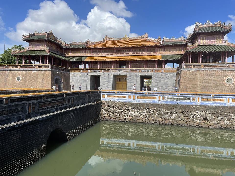 Une porte historique avec un pont et des douves.