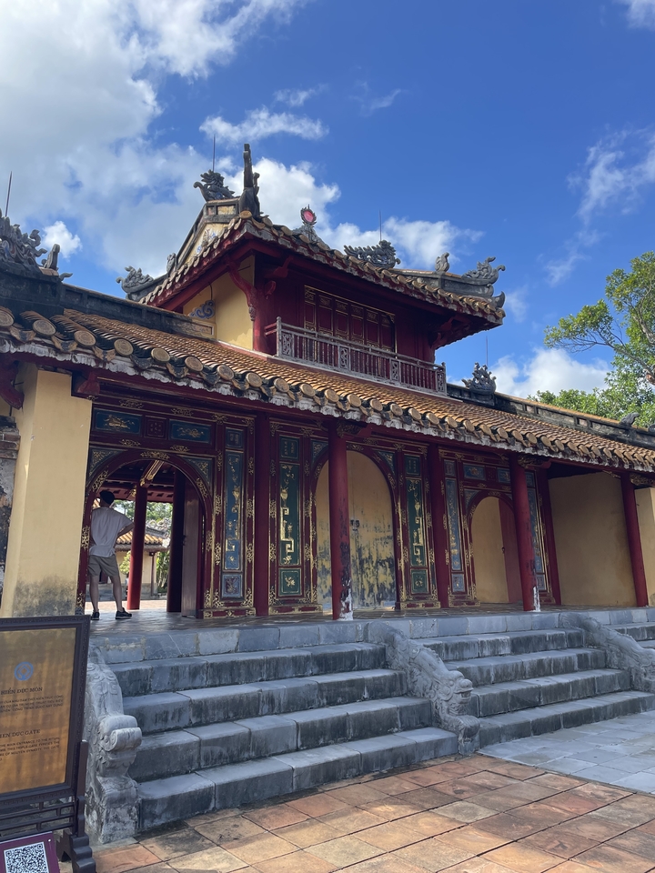 Architecture vietnamienne traditionnelle avec des détails ornementés.