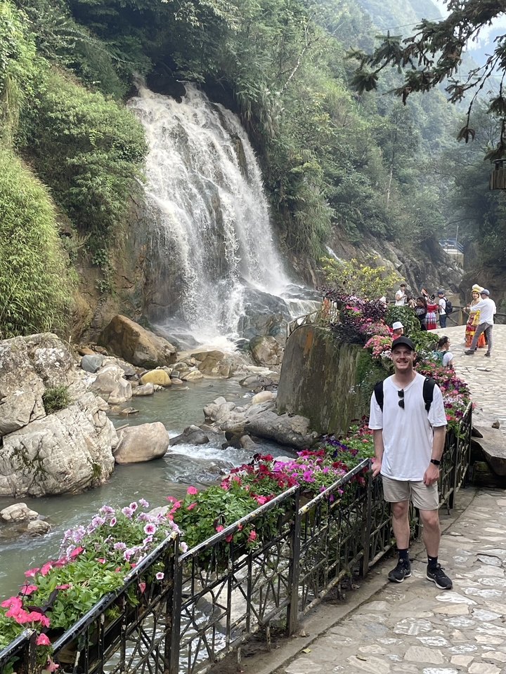 Une cascade et une rivière entourées de verdure.