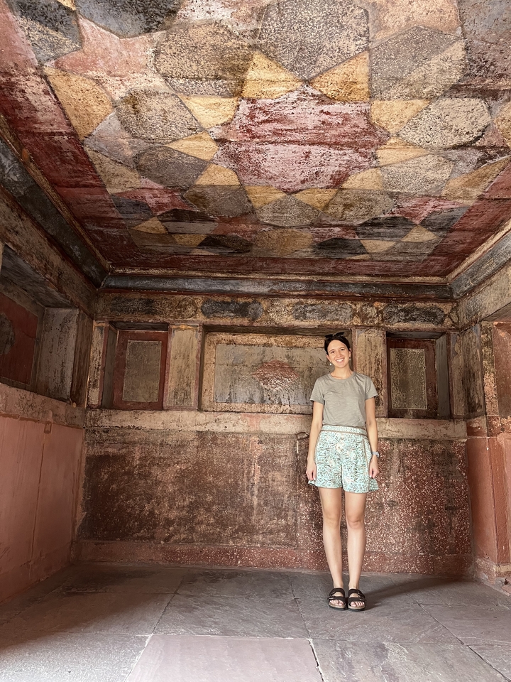 Personne qui pose à l'intérieur d'un ancien intérieur en grès.