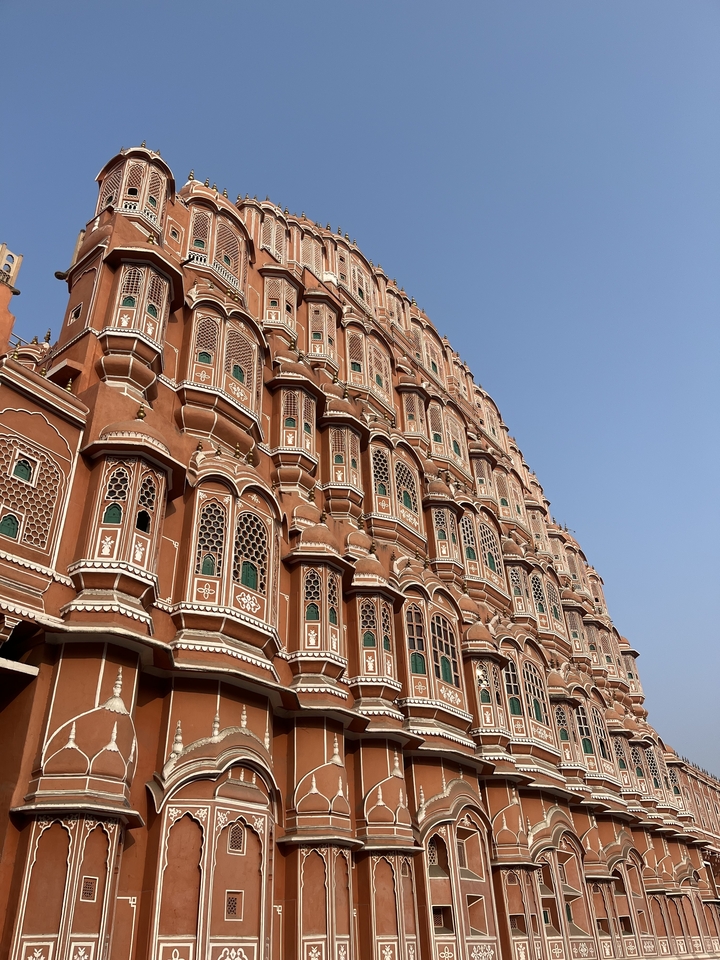 Vue détaillée du Hawa Mahal à Jaipur.