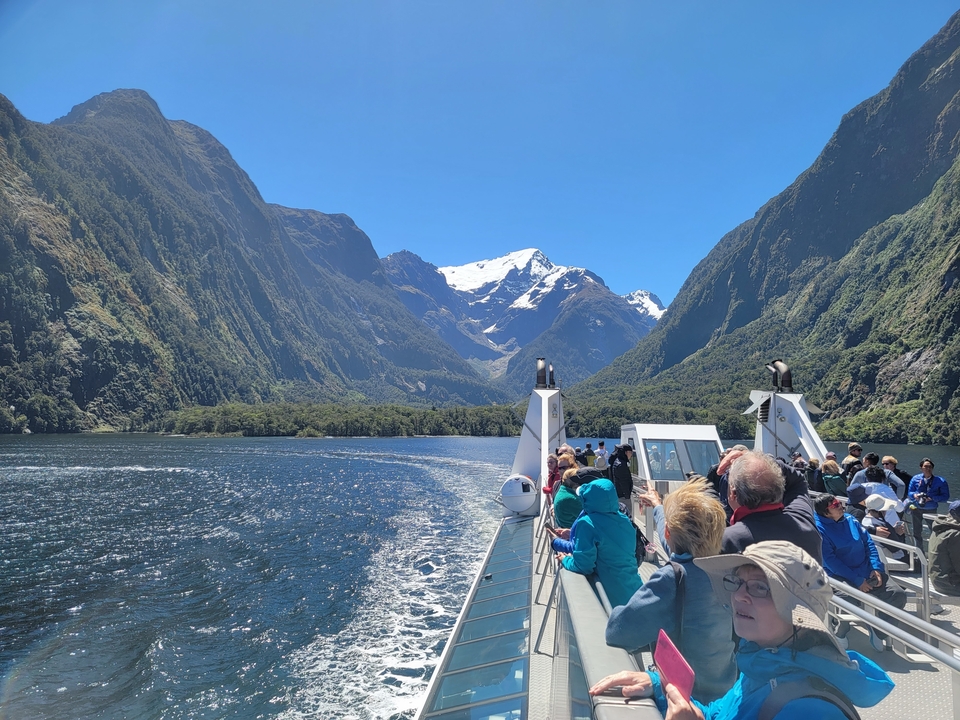 Excursion en bateau dans un fjord entouré de montagnes.