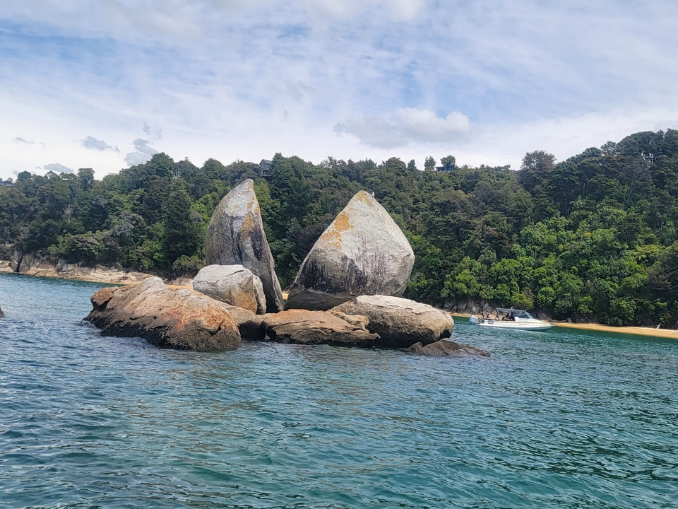 Formation rocheuse fendue au bord du rivage.