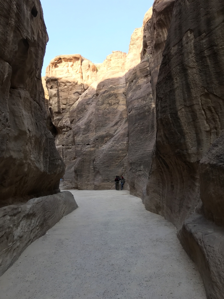 Gorge étroite avec des parois rocheuses imposantes et des gens.