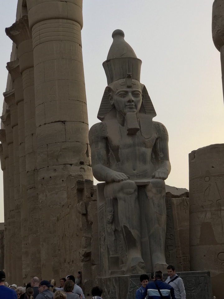 Grande statue antique d'un pharaon.