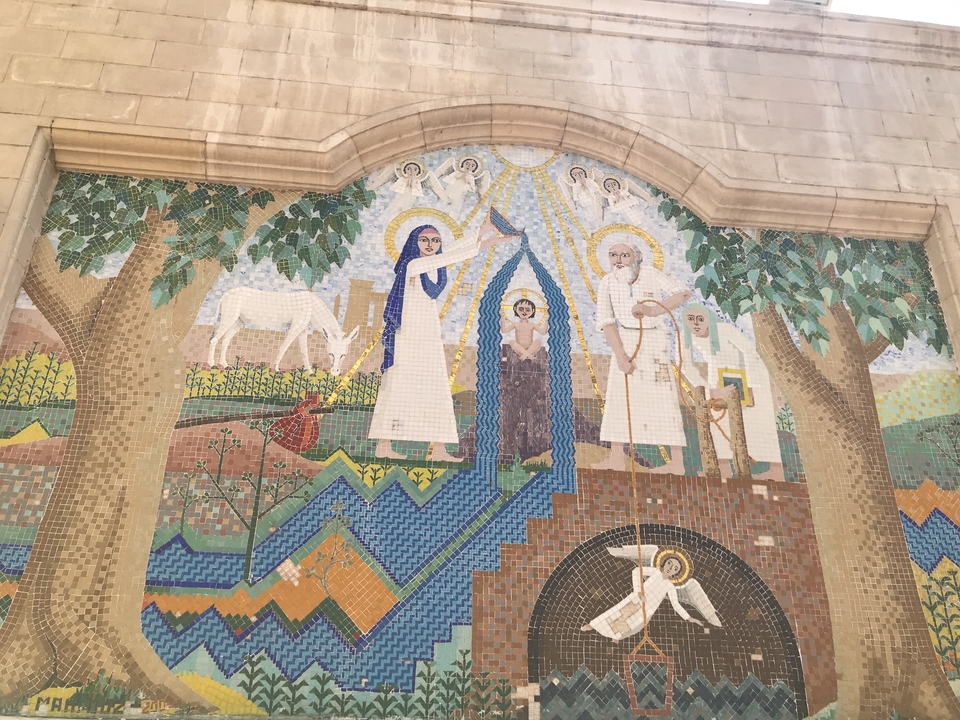 Mosaïque colorée représentant des figures religieuses.