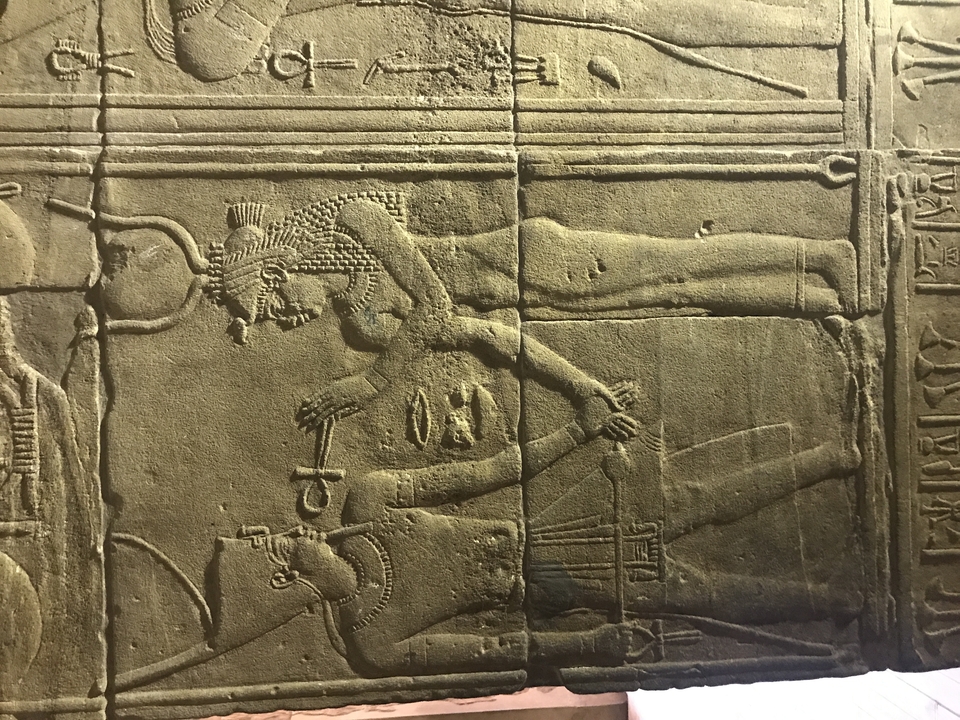 Hiéroglyphes égyptiens antiques sur un mur.