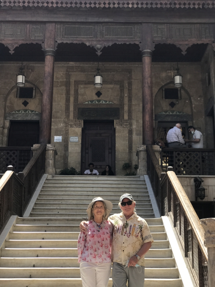 Des gens assis sur les marches d'une entrée.