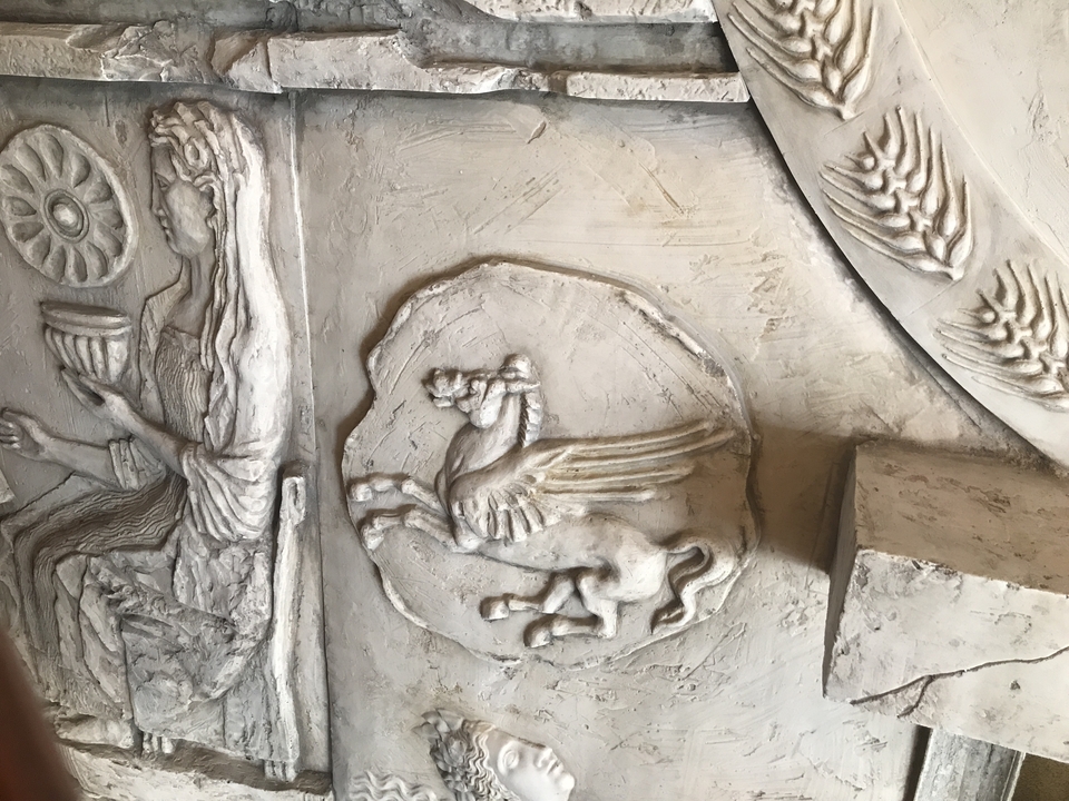 Sculpture sur pierre aux motifs complexes.