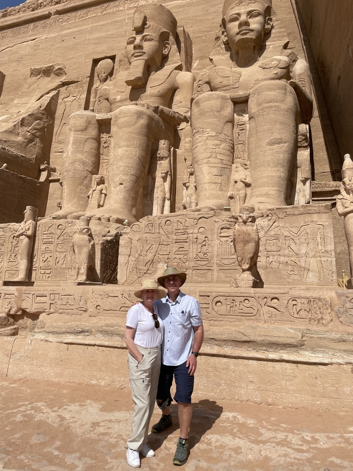 Couple debout devant un temple ancien.