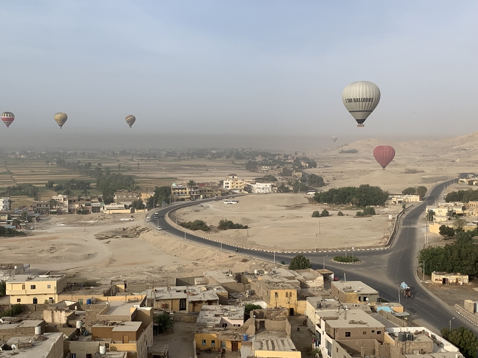 Montgolfières au-dessus d'un paysage désertique.
