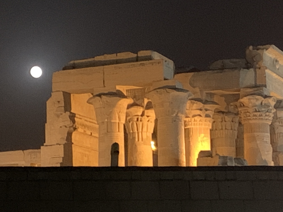 Ruines de temple sous le clair de lune.