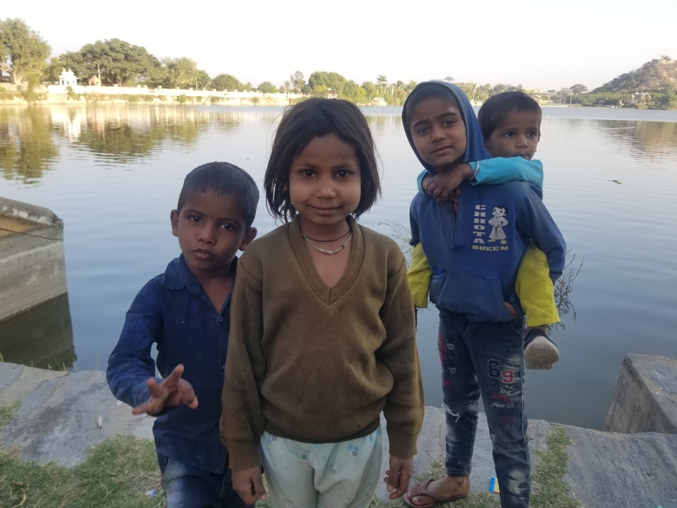 Groep kinderen aan een meer.