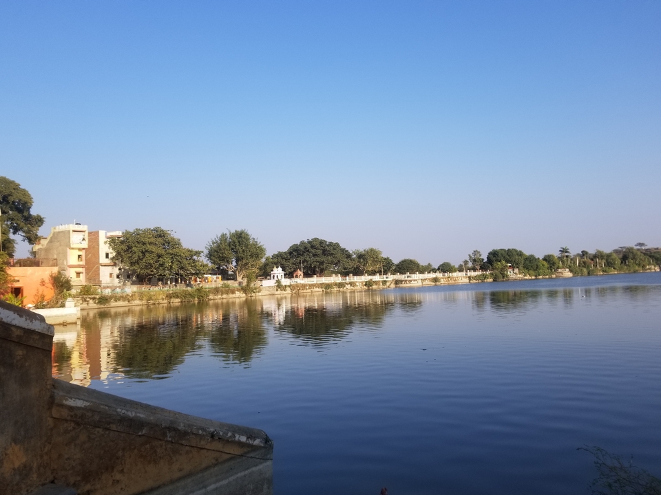 Een rustig uitzicht over het meer met gebouwen aan de overkant.