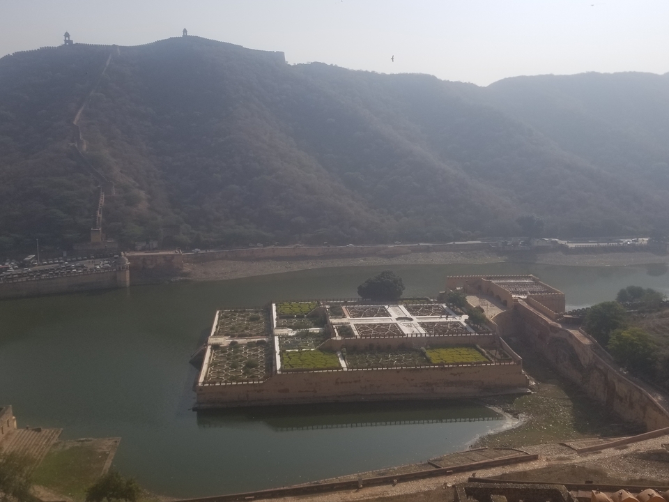 Luchtfoto van een fort omringd door bergen en water.