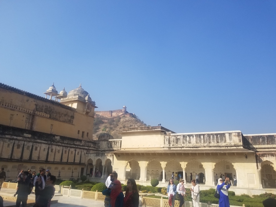 Historisch fortcomplex met toeristen die aan het verkennen zijn.