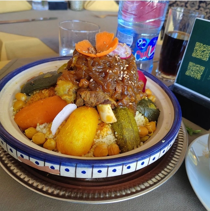 Plat traditionnel marocain avec légumes et viande.