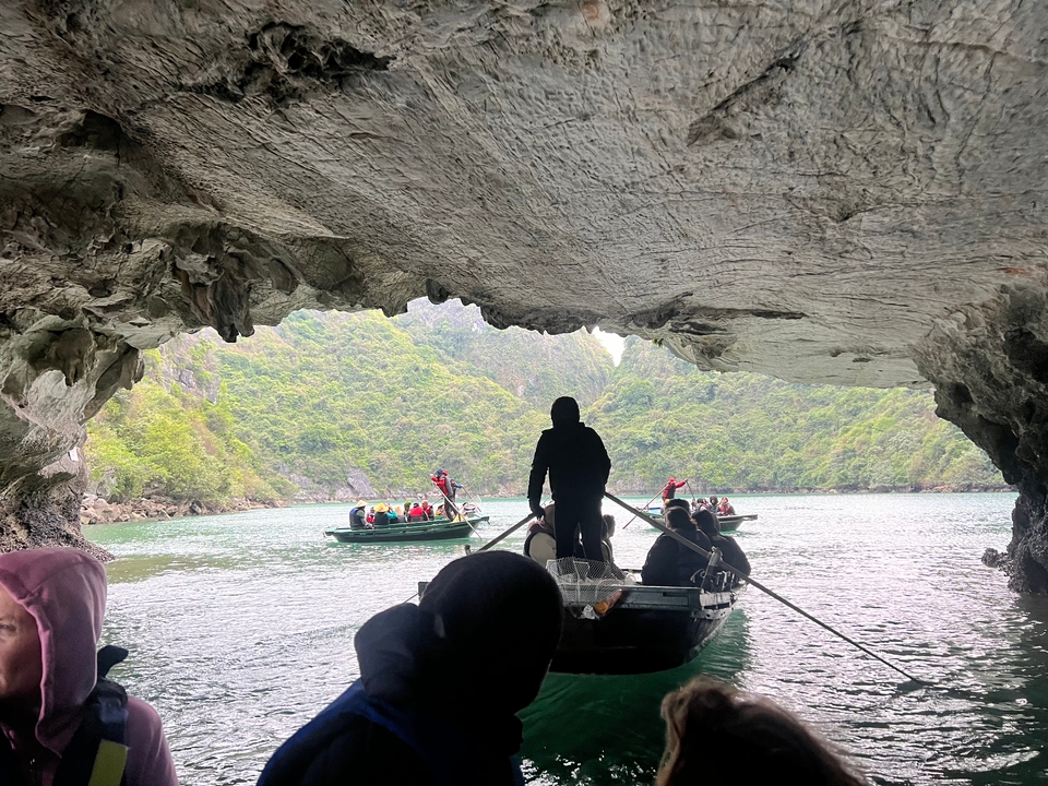 "Naviguer en bateau à travers l'entrée d'une grotte."