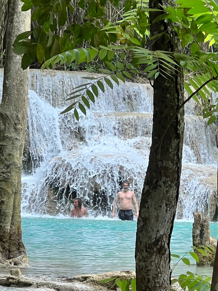 Des gens qui profitent d'une cascade.