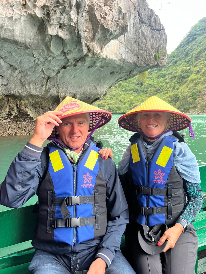 Couple en bateau avec des chapeaux traditionnels.