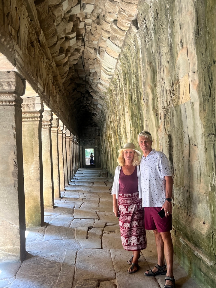 Couple posant dans un couloir de temple.