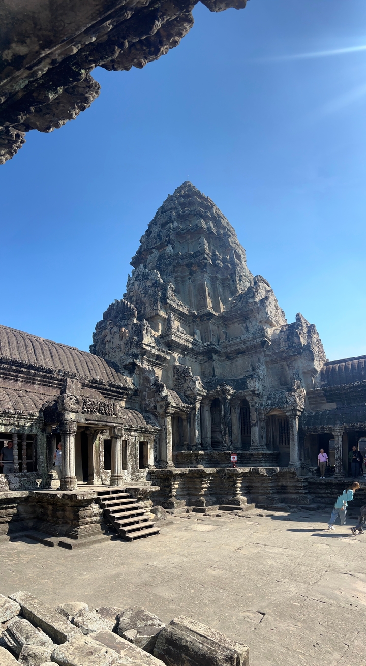 Gros plan d'une façade de temple antique.