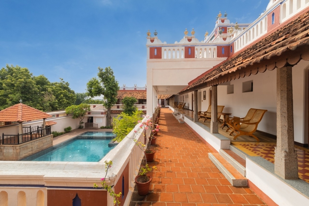 Terrasse luxueuse avec piscine et architecture traditionnelle.