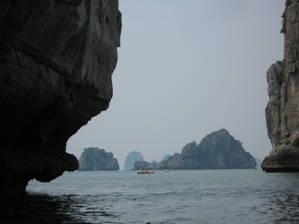 Islands and rocks in a bay view

**French translation:**

Îles et rochers dans une vue de baie