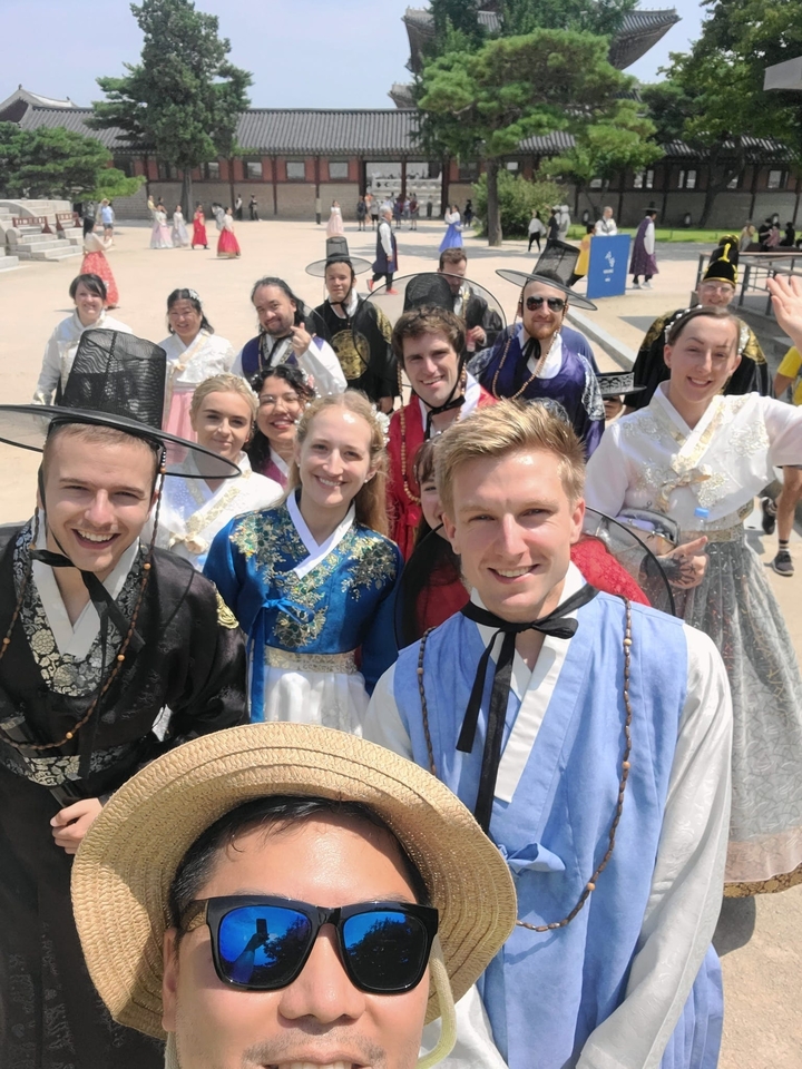 Portrait de groupe de personnes en vêtements traditionnels à l'extérieur.
