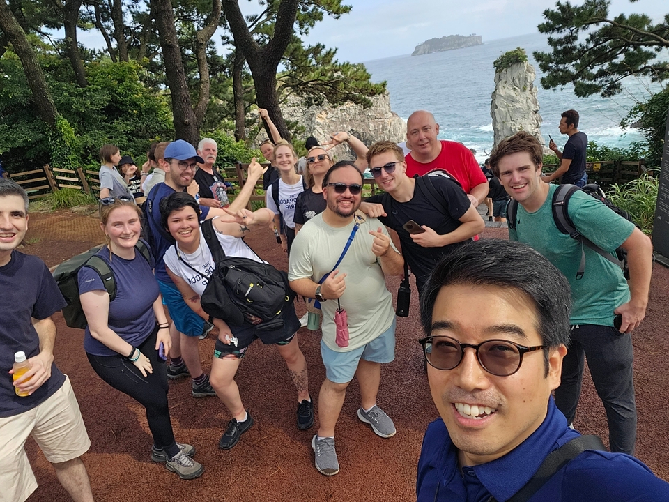 Photo de groupe avec une vue pittoresque sur l'océan.
