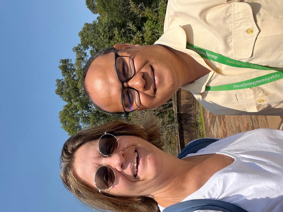 Deux personnes souriantes dans un cadre extérieur