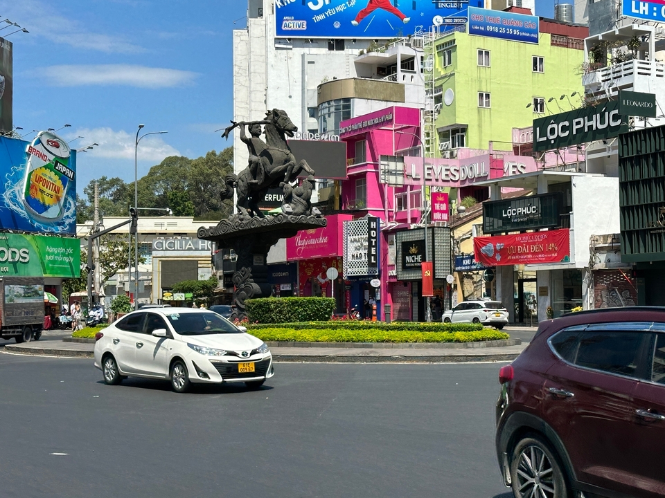 Roundabout with statue and surrounding colorful buildings.