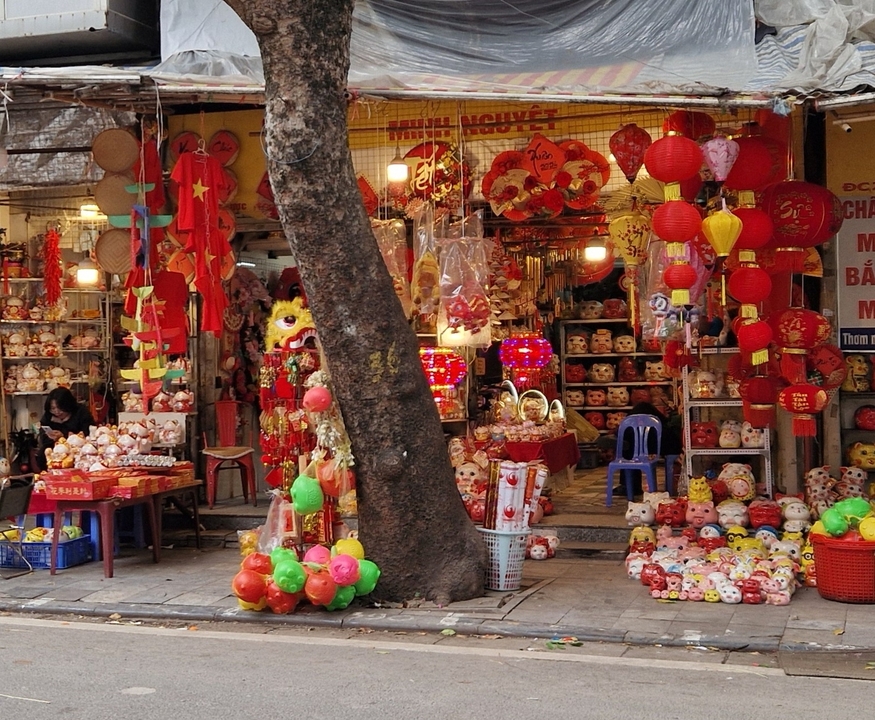 Market stall with various lanterns and decorative items.