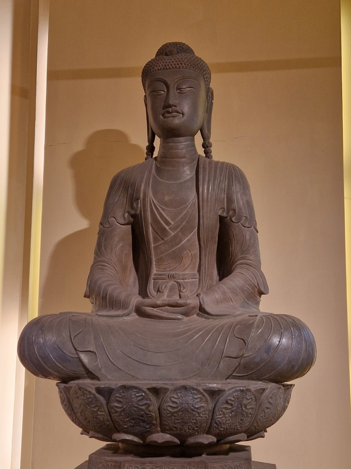 Buddhist statue in a meditative pose.