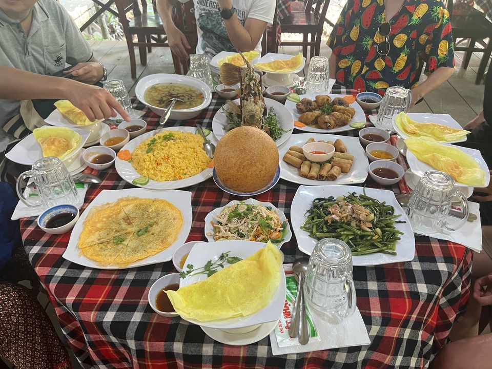 Repas vietnamien traditionnel servi sur une table.