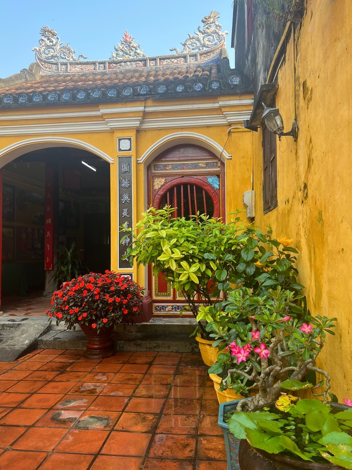 Une entrée colorée d'un bâtiment avec des fleurs et des éléments décoratifs.