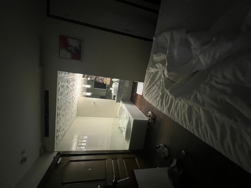 Une chambre d'hôtel avec un lit et une salle de bain visibles.