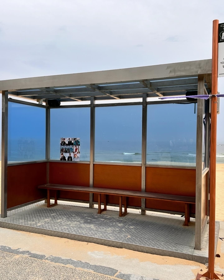 Abri d'arrêt de bus avec vue sur l'océan.