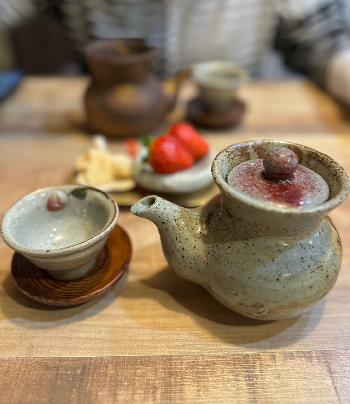 Gros plan d'un service à thé avec des collations.