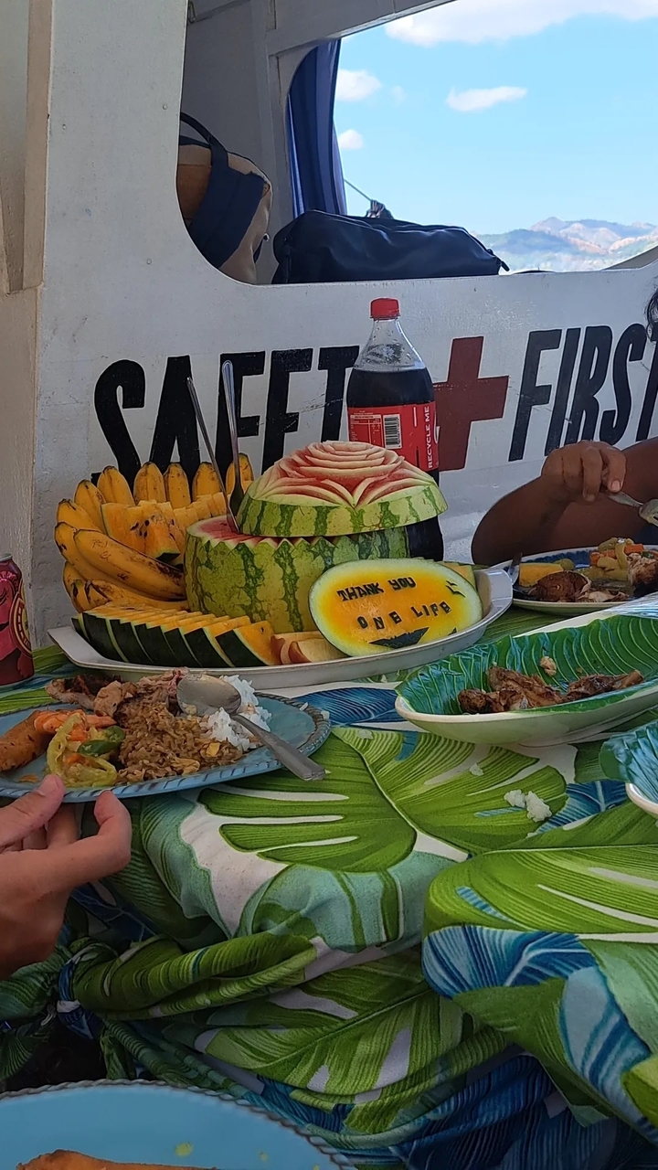 Un plateau de fruits coloré avec de la pastèque et des bananes, incluant du texte gravé.