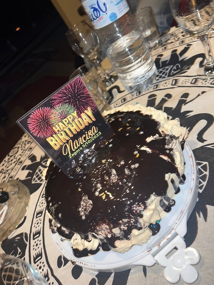 Gâteau d'anniversaire avec un message de félicitations sur le dessus.