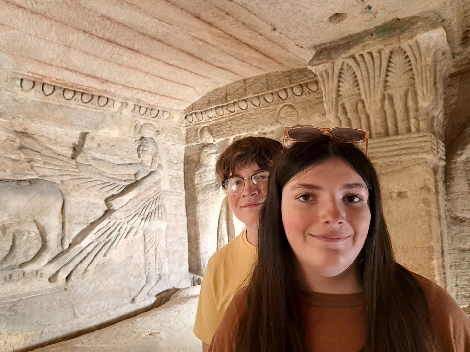 Deux personnes devant des sculptures de l'Égypte antique.