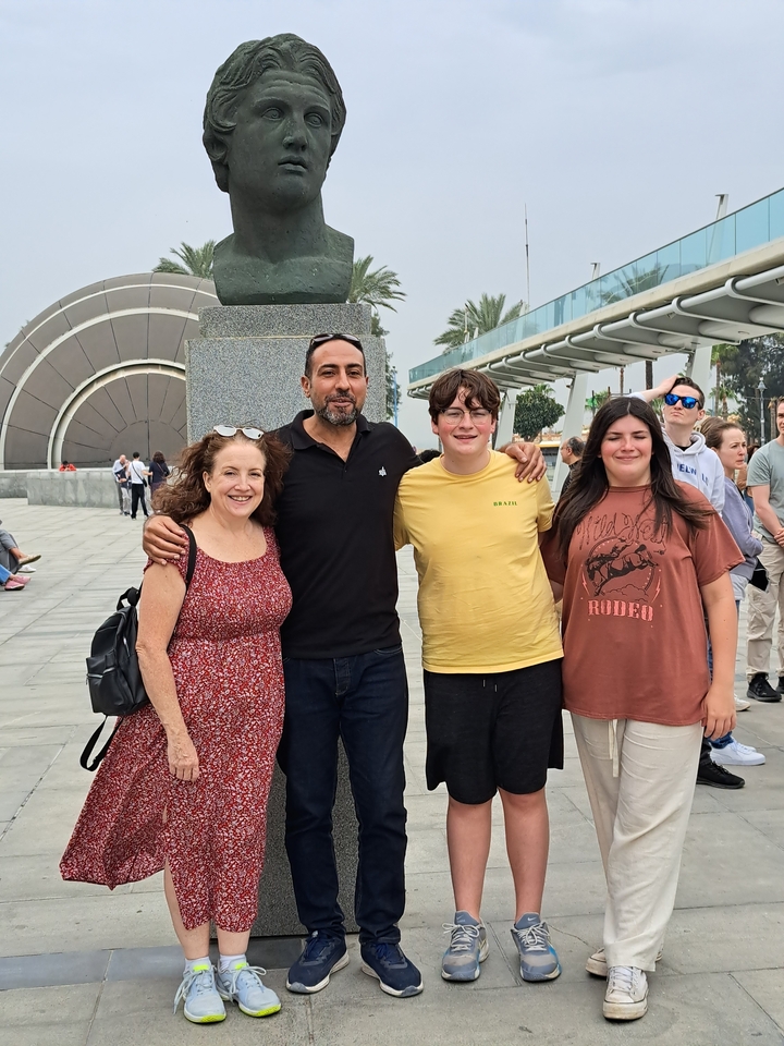 Des gens qui posent devant une architecture abstraite en noir et blanc.