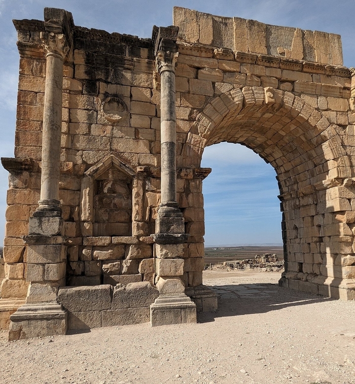 Ruines avec des arches intactes et des piliers de pierre.