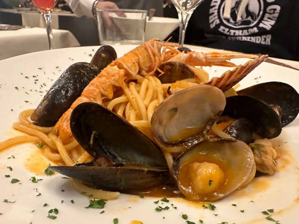 Assiette de pâtes aux fruits de mer avec coquillages.