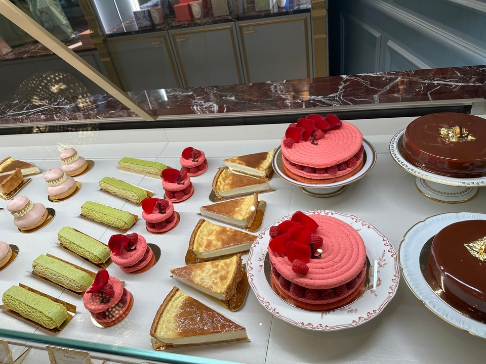 Présentation de diverses pâtisseries et desserts colorés.