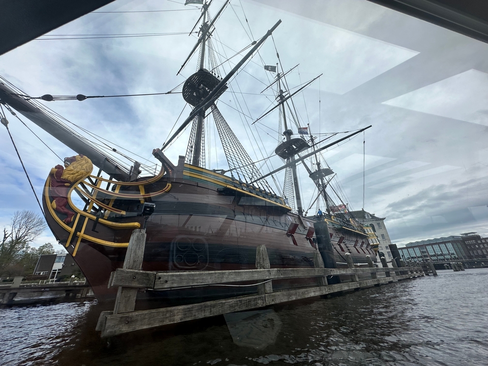 Un grand navire ancré près d'un quai dans une zone urbaine.