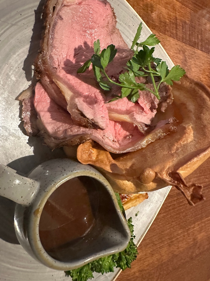 Plat traditionnel de rôti de bœuf avec sauce.